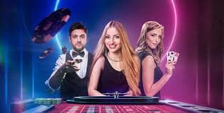 onexbet app ပလက်ဖောင်း Myanmar ကစားသမား mobile phone ဖြင့် online gaming ကစားနေသည်